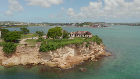 Vista-Circular-Aérea-Grupo-De-Amigos-Creadores-De-Contenido-Caminan-En-El-Lugar-De-La-Película-Video-De-Viajes,-Filman-Modelos-En-Una-Isla-Caribeña