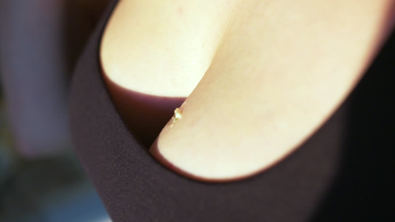 가에 있는 피부를 확인하는 여자