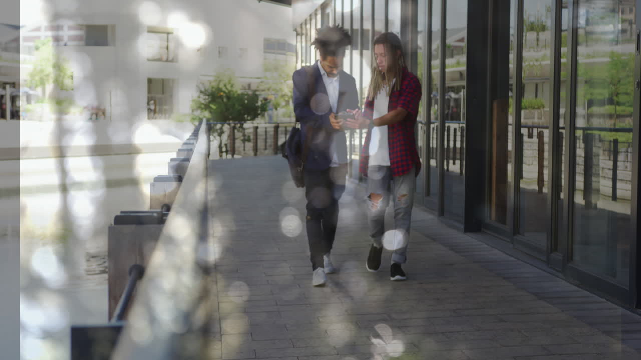 animación de puntos de luz sobre hombres usando tableta