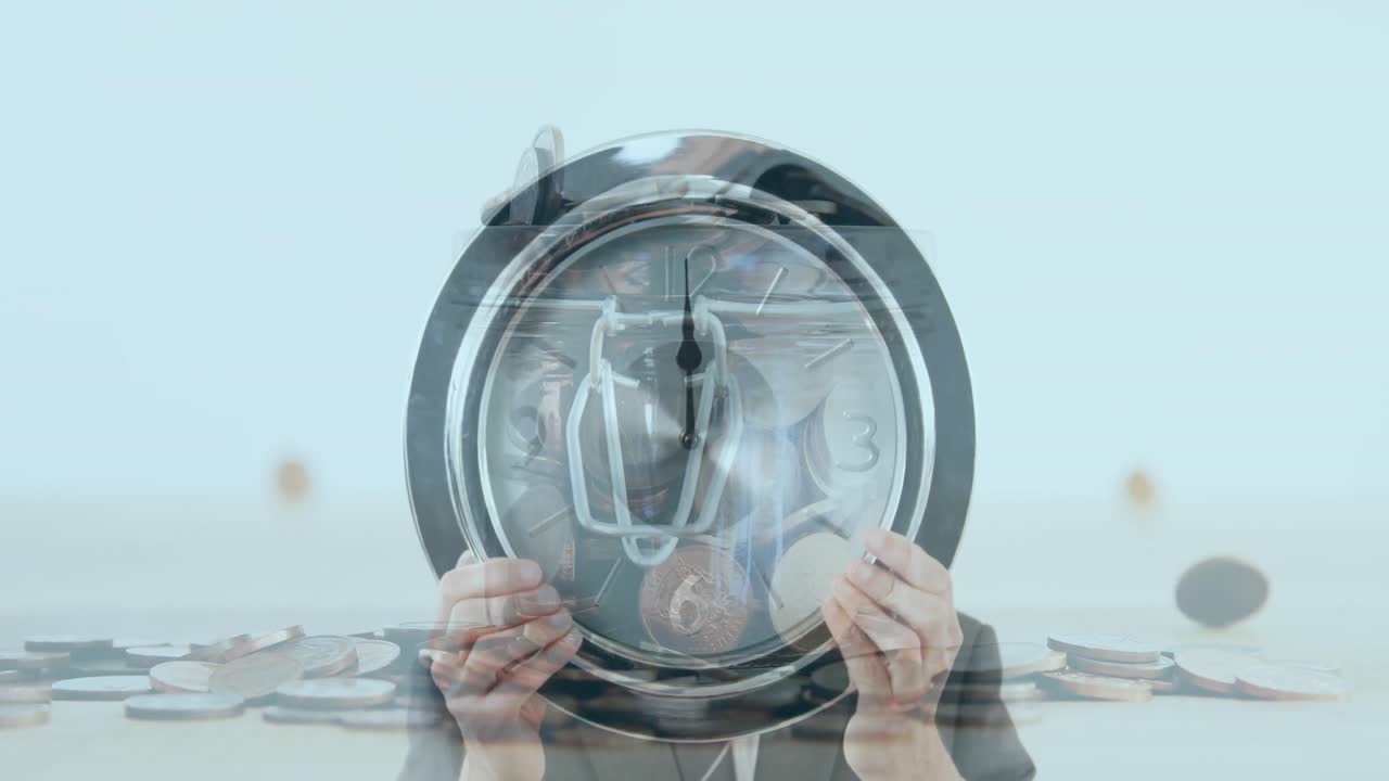 бизнесмен с часами на лице против монет, падающих на заднем плане