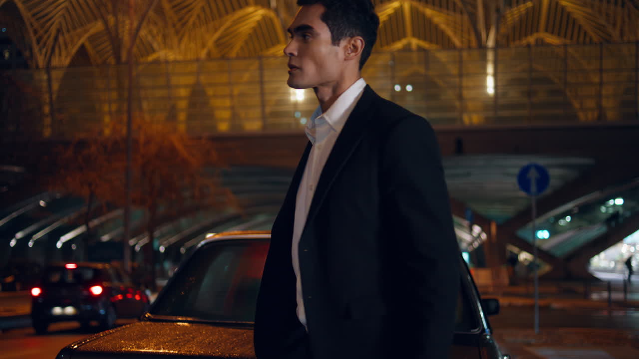 hombre viajero tomando maleta maletero del coche por la noche. empleado preparándose para el viaje