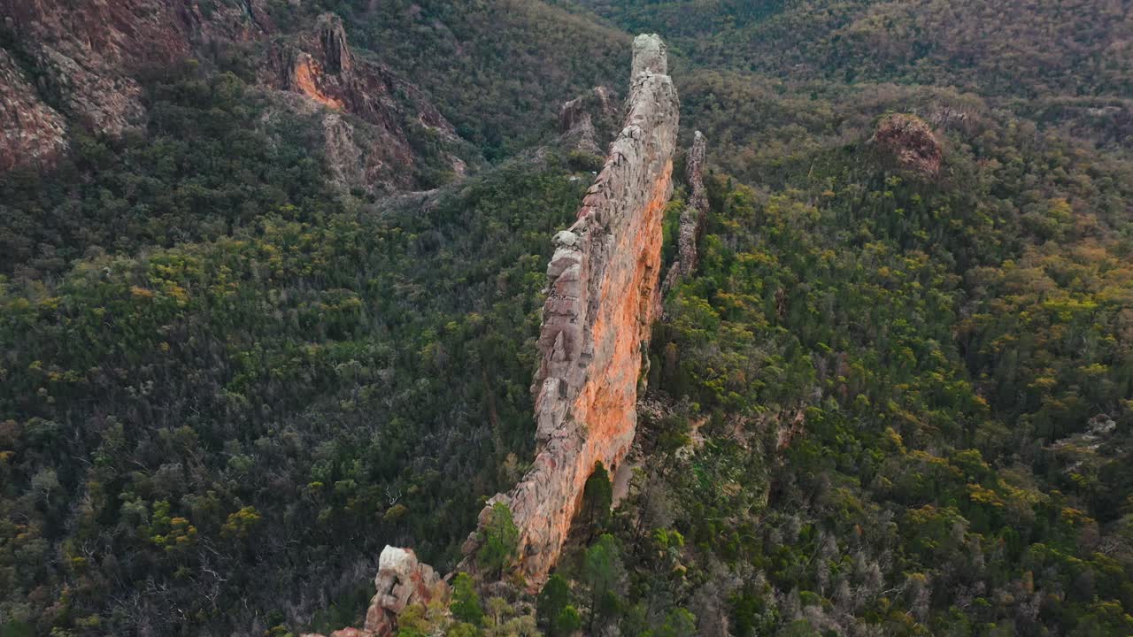 호주 광야의 놀라운 높은 절벽 암석, 조감도