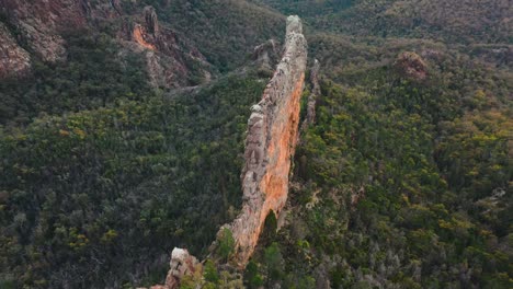 asombrosa formación rocosa de acantilados altos en el desierto australiano, vista aérea