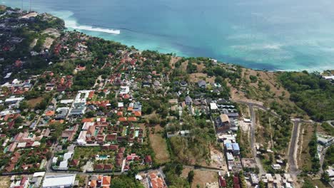 Luftaufnahme-Des-Strandes-Von-Bingin,-Umgeben-Von-Luxusresorts-Und-Immobilien-Auf-Der-Spitze-Der-Klippe,-Indonesien