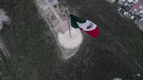 在墨西哥蒙特雷市的奥比斯帕多山上空的哈斯塔班德拉 (hasta bandeira) 的无人机拍摄