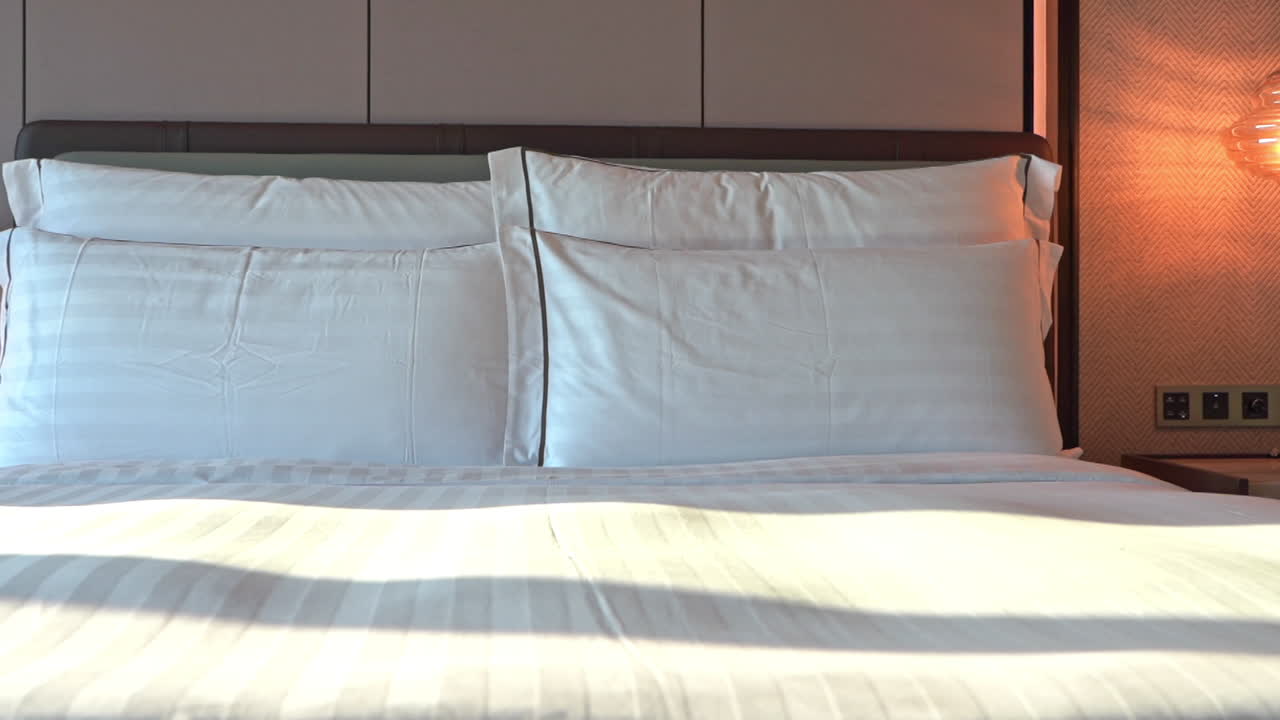 parte de la cama de una suite de hotel hecha para el día