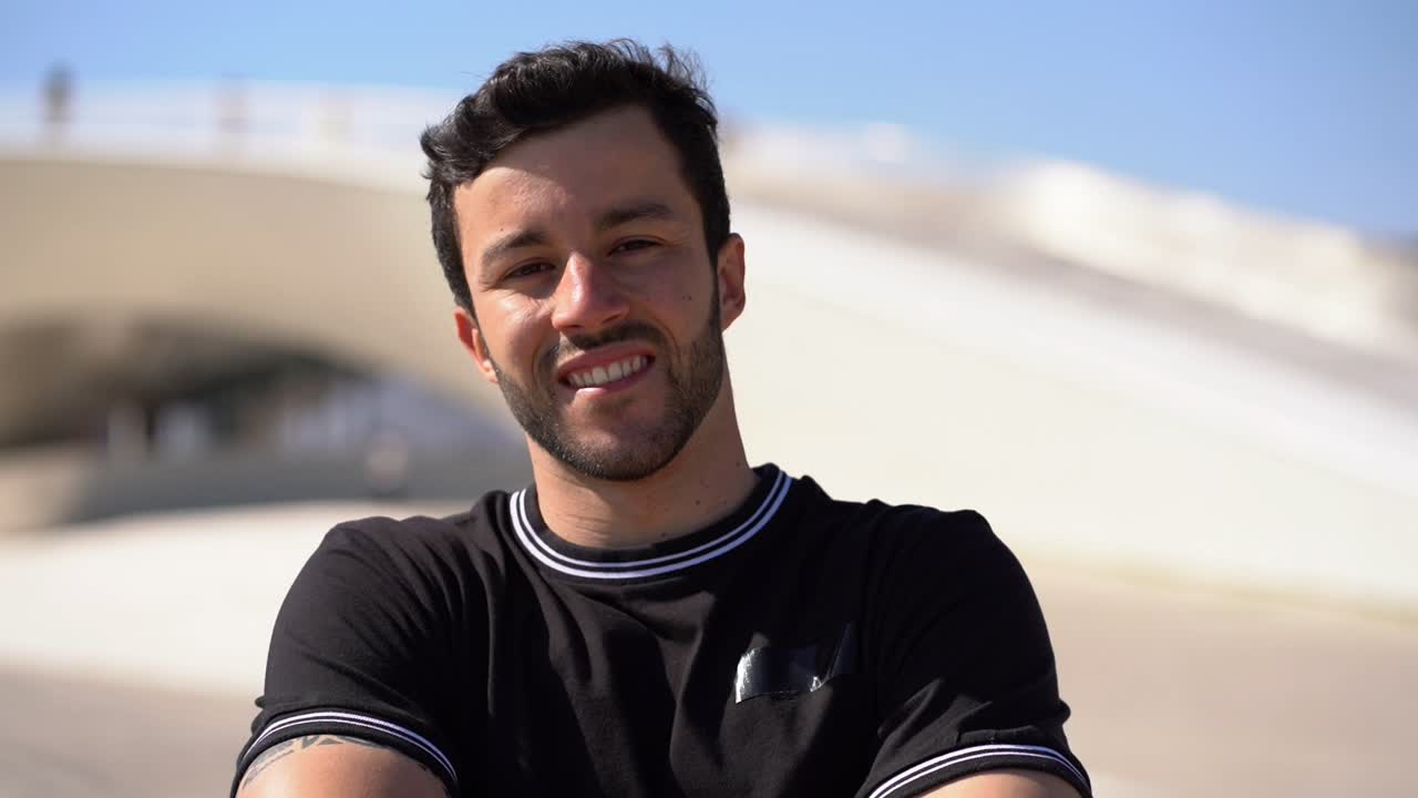 Retrato de homem bonito e feliz ao ar livre
