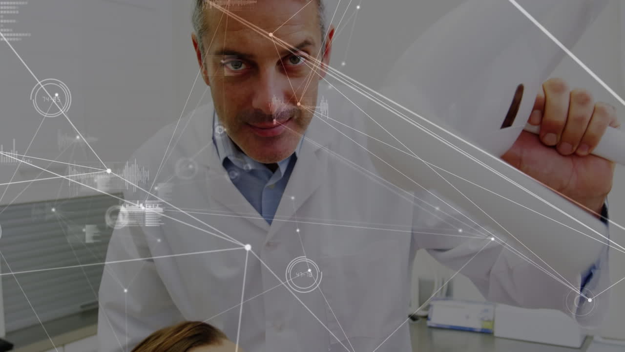 animación de la red de conexiones sobre el médico caucásico examinando los dientes de la paciente femenina