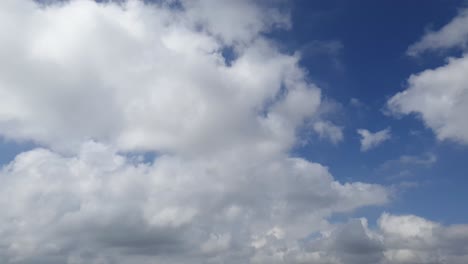 Cielo-Azul-De-Verano-Con-Densas-Nubes-De-Lluvia-Gruesas-Moviéndose-A-Través-De-Los-Cielos