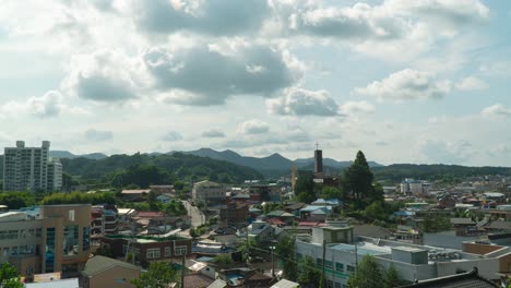 día soleado sobre el condado de geumsan en corea del sur con nubes en el cielo volando