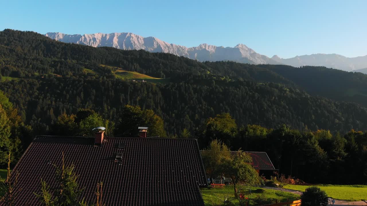 장엄한 산봉우리가 특징인 이 고품질 스톡 동영상 컬렉션으로 바이에른 알프스의 놀라운 아름다움을 드론으로 촬영