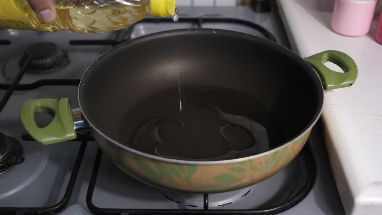 freír pollos en sartén