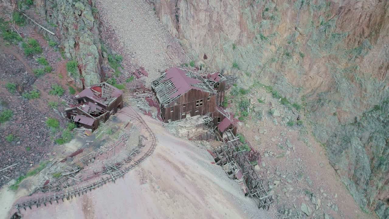 콜로라도 산에 있는 버려진 구식 채석장의 드론 보기