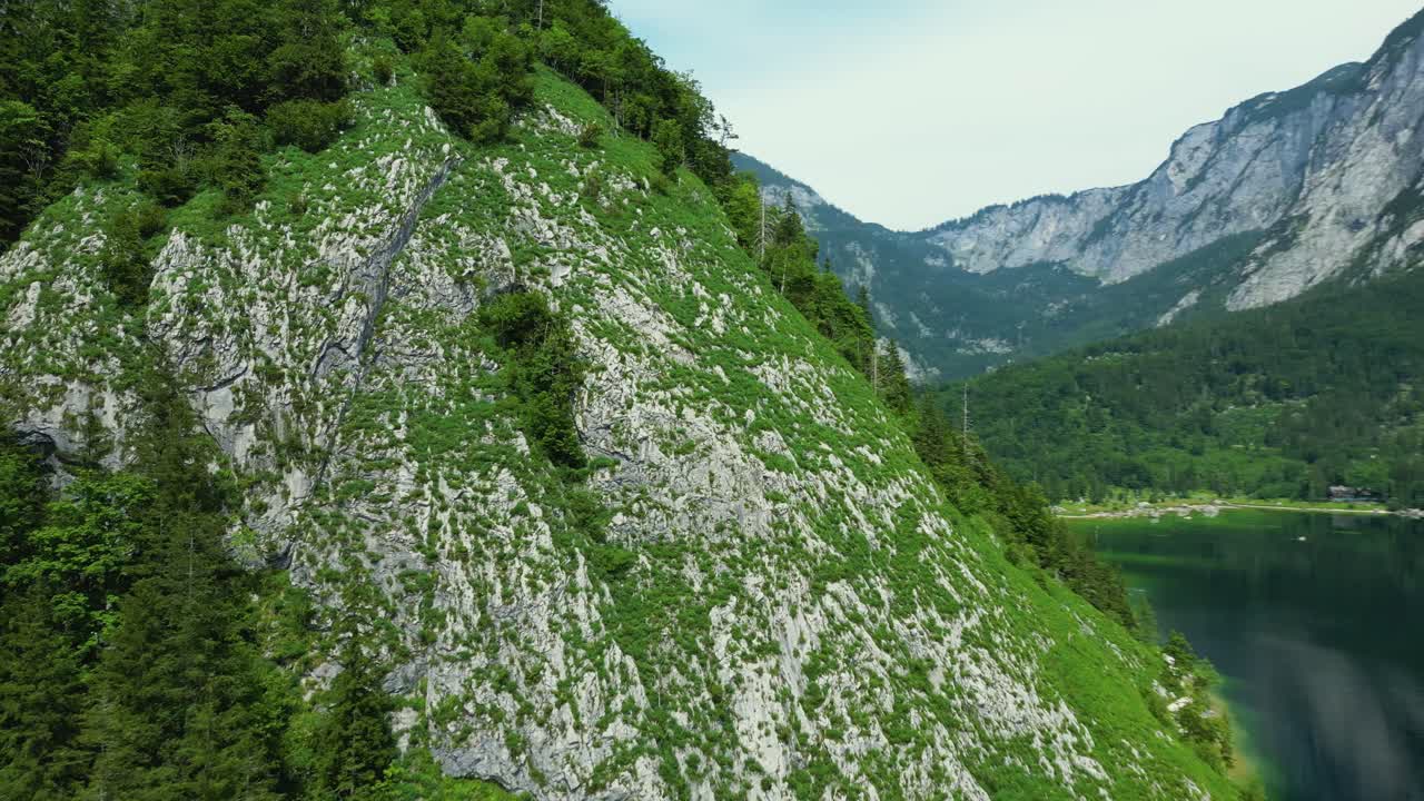 hermosa montaña en austria en el lago