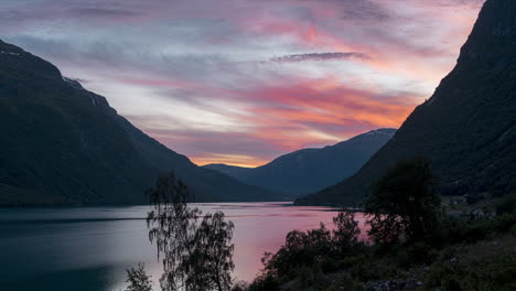 Hermosa-Vista-Del-Lago-Lovatnet-En-Loen,-Noruega-Durante-La-Puesta-De-Sol---Lapso-De-Tiempo