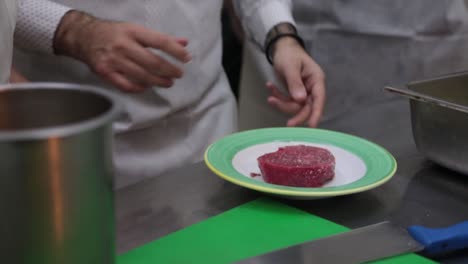 disparo en cámara lenta de los chefs vistiendo un filete de atún crudo con mantequilla