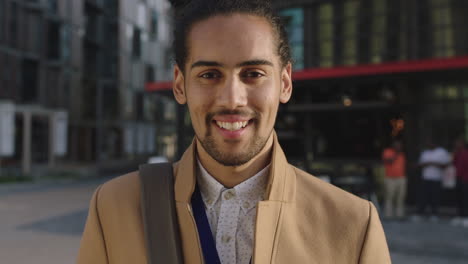 Retrato-De-Un-Joven-Hombre-De-Negocios-Confiado-En-Prácticas-Sonriendo-A-La-Cámara-Disfrutando-De-Un-Nuevo-Estilo-De-Vida-En-Los-Desplazamientos-Urbanos