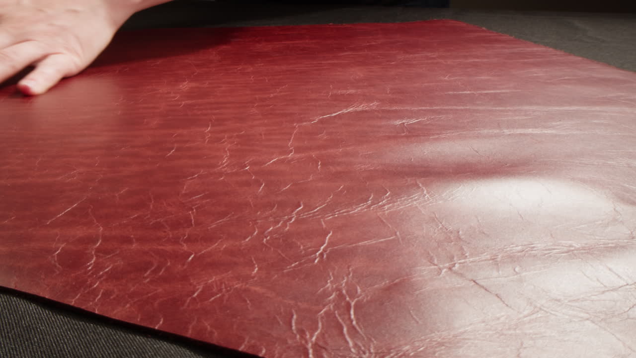 Detailní záběr červeného koženého materiálu