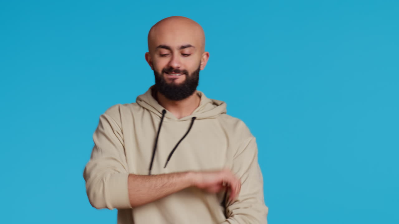 adulto del medio oriente mostrando movimientos de baile groovy