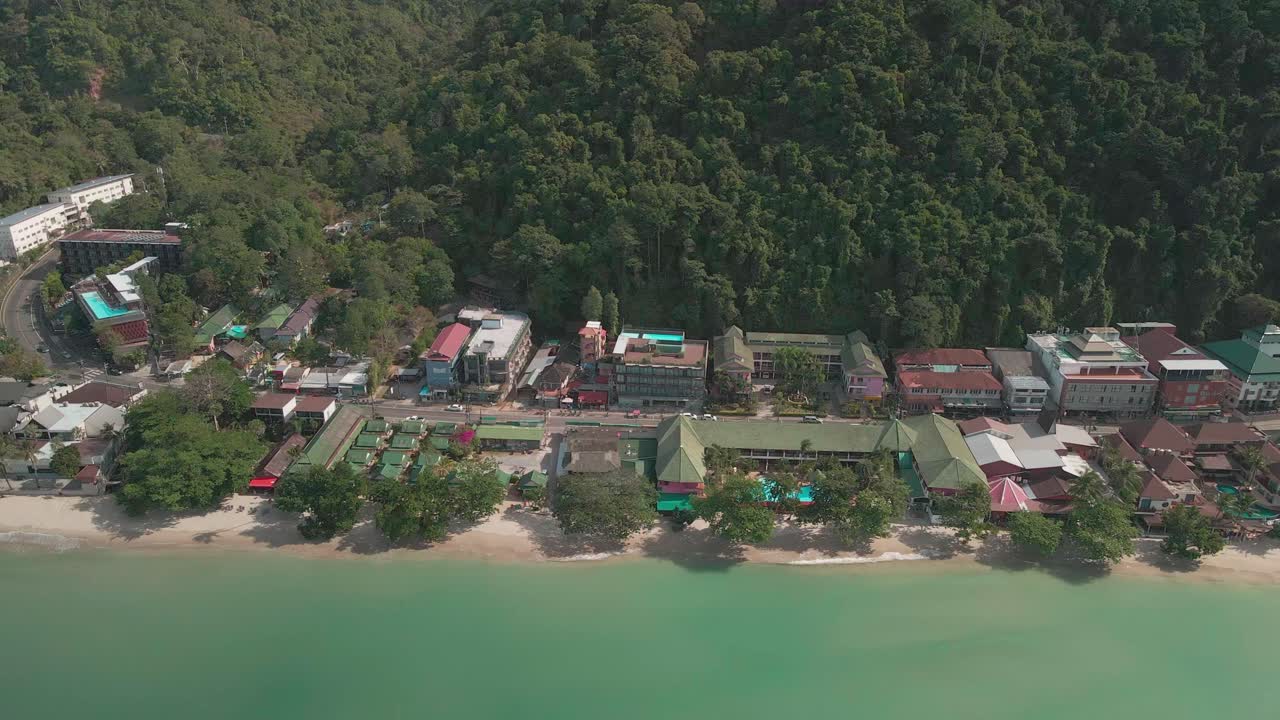 vista panorámica de la playa y hoteles y resorts vista desde el dron que vuela sobre la playa de arena blanca en koh chang tailandia