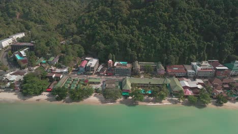 Vista-Panorámica-De-La-Playa-Y-Hoteles-Y-Resorts-Vista-Desde-El-Dron-Que-Vuela-Sobre-La-Playa-De-Arena-Blanca-En-Koh-Chang-Tailandia