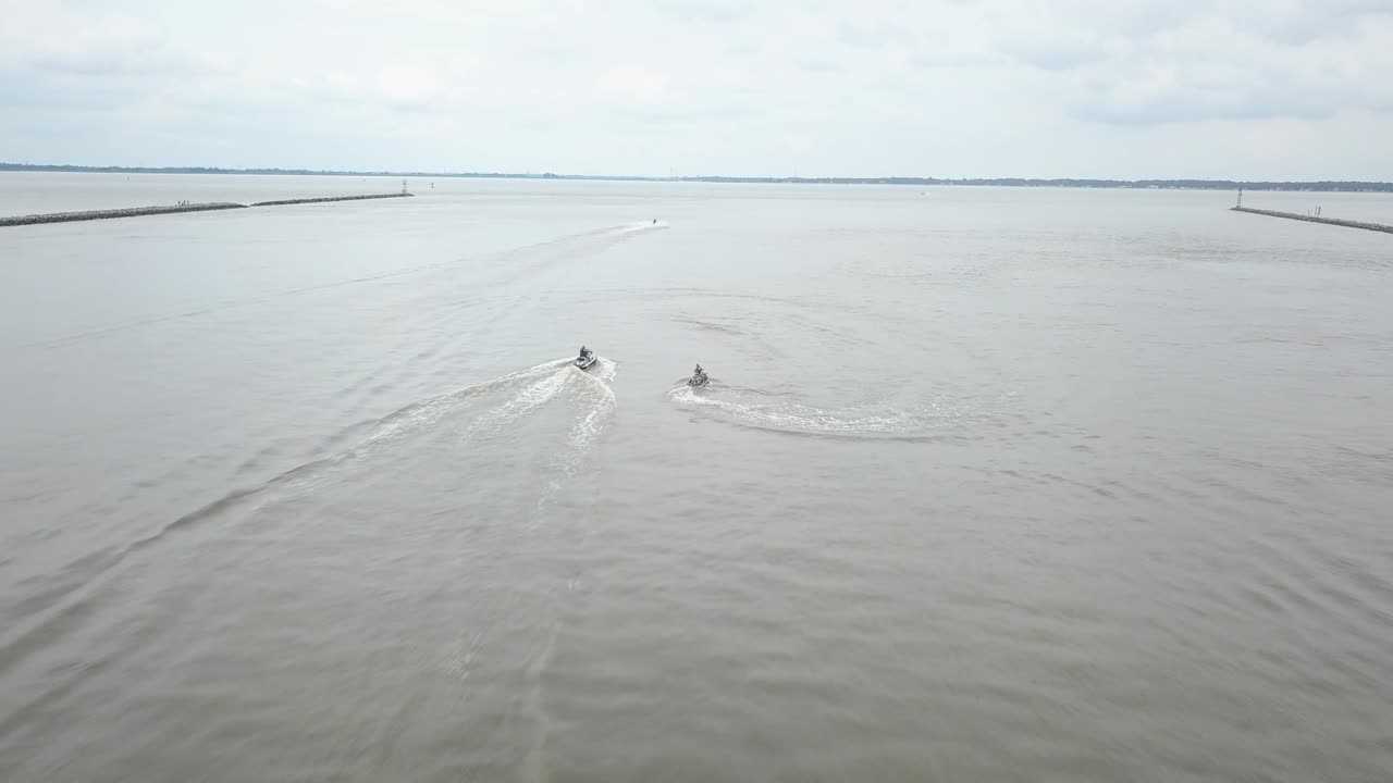 drone volando sobre un río en delaware
