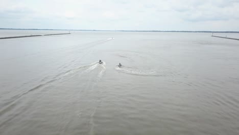 drone volando sobre un río en delaware