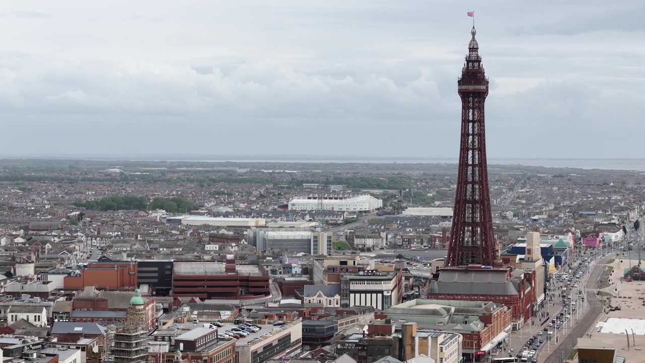 Langt skudd Blackpool Tower Storbritannia panorerende droneopptak