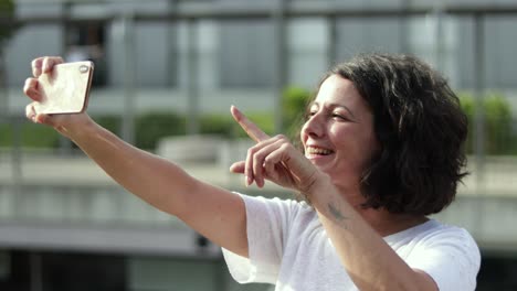 mujer feliz durante el chat de video