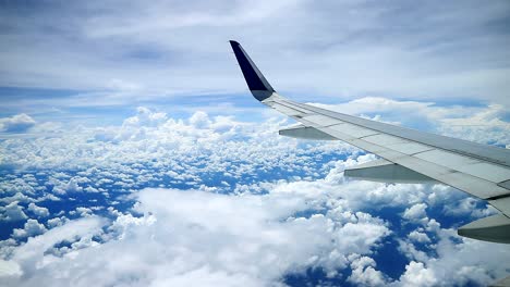 hermosa vista del cielo nublado desde las ventanas de los aviones comerciales