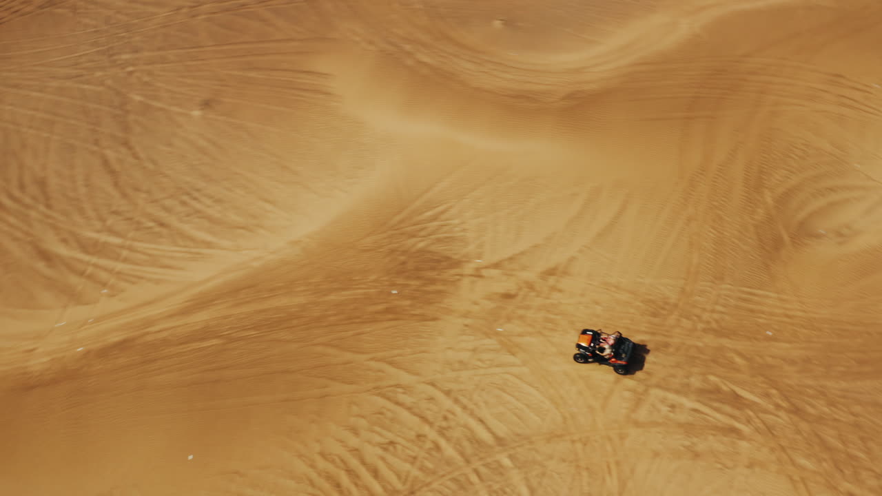 Dune buggy, veicolo fuoristrada che attraversa il deserto arido vicino a Dubai, ripresa aerea