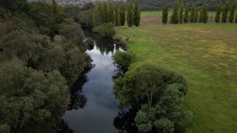 Aerial-views-over-Tumut-River-in-the-Snowy-Valleys,-New-South-Wales