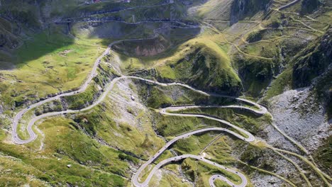 Kurvenreiche-Serpentinengebirgspass-Transfagarasan-Serpentinenstraße,-Ein-Wunder-Der-Transportmöglichkeiten