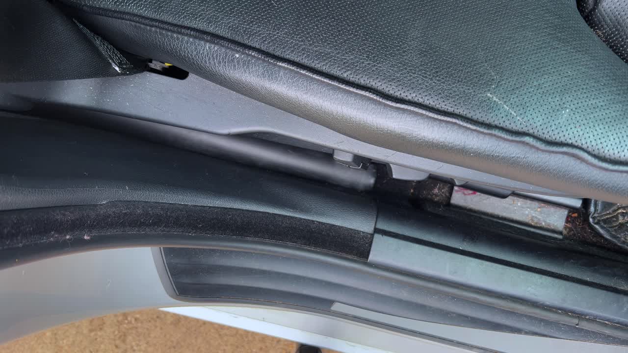 더러운 자동차 바닥과 검은색 가죽 좌석을 청소하는 인테리어 문과 좌석 사이의  ⁇ 은 공간에  ⁇ 은 호스를 밀어 넣는