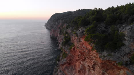 Kroatische-Küstenklippen-An-Der-Adria-Bei-Sonnenuntergang,-Luftaufnahme