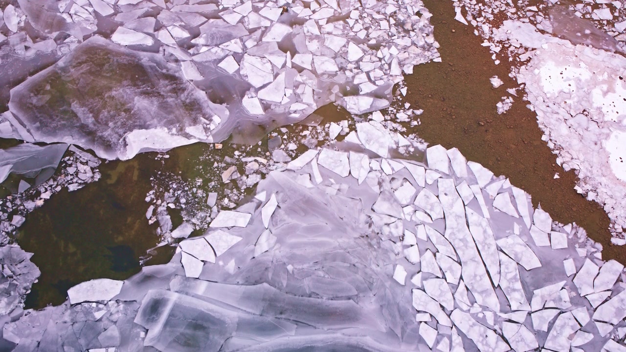 Toma de dron que muestra la serena belleza del hielo congelado de los Grandes Lagos en el norte de Michigan