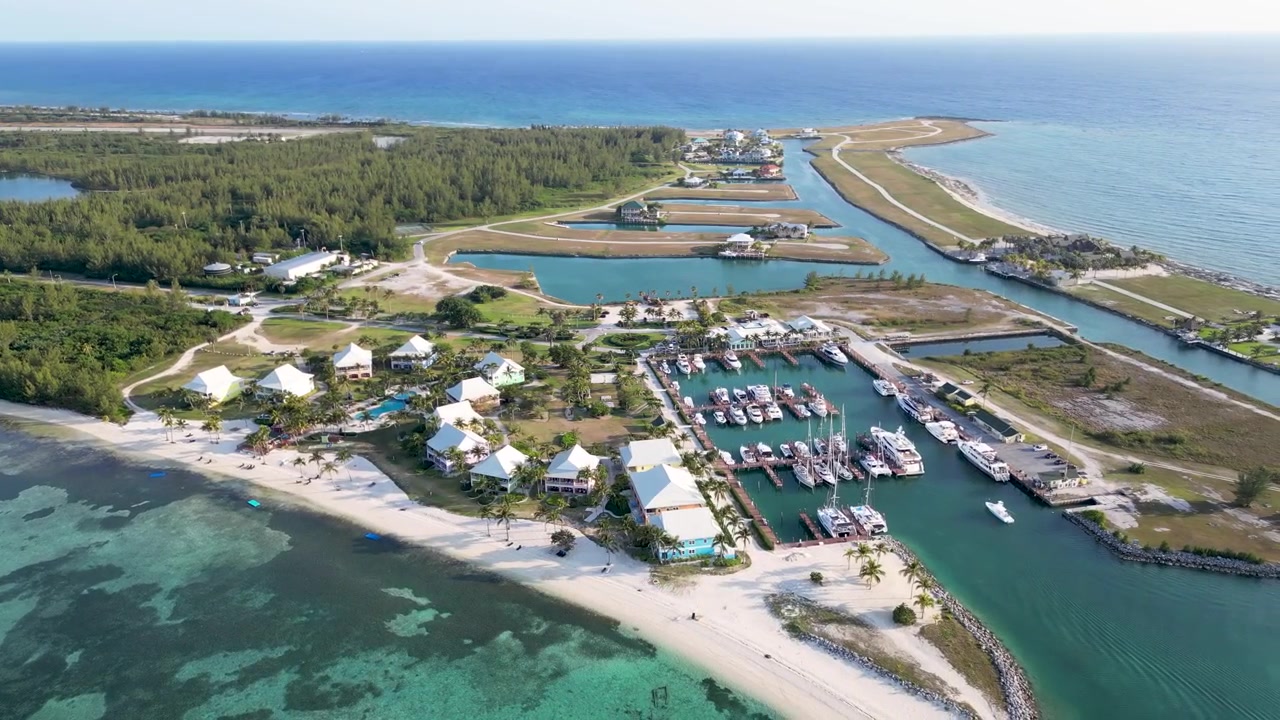 Luksuslomakeskus Freeportissa, Bahamalla. Tämä video esittelee upean luksuslomakeskuksen, jossa on koskemattomia rantoja, reheviä maisemia ja maailmanluokan mukavuuksia. Täydellinen matkailumainoksiin.