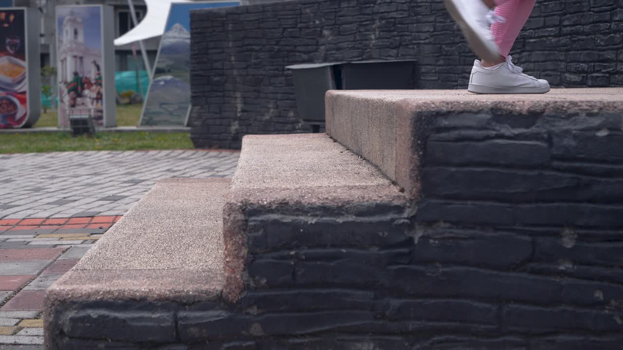 계단을 오르는 여자. 일상 업무