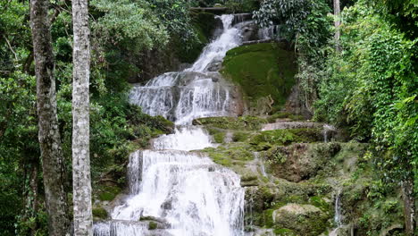 La-Cascada-De-Pha-Charoen-Del-Bosque-Profundo-En-El-Parque-Nacional-Es-Una-Atracción-Turística-Popular-En-El-Distrito-De-Phop-Phra,-Provincia-De-Tak,-Tailandia