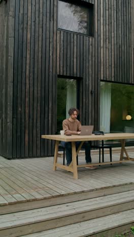 hombre trabajando desde casa en una cubierta