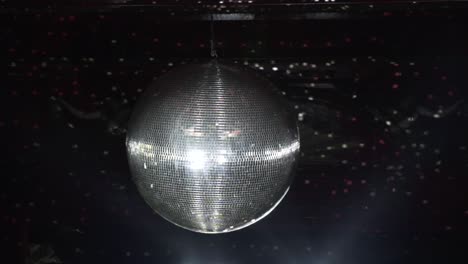 enorme bola disco en cámara lenta en un club en londres 2