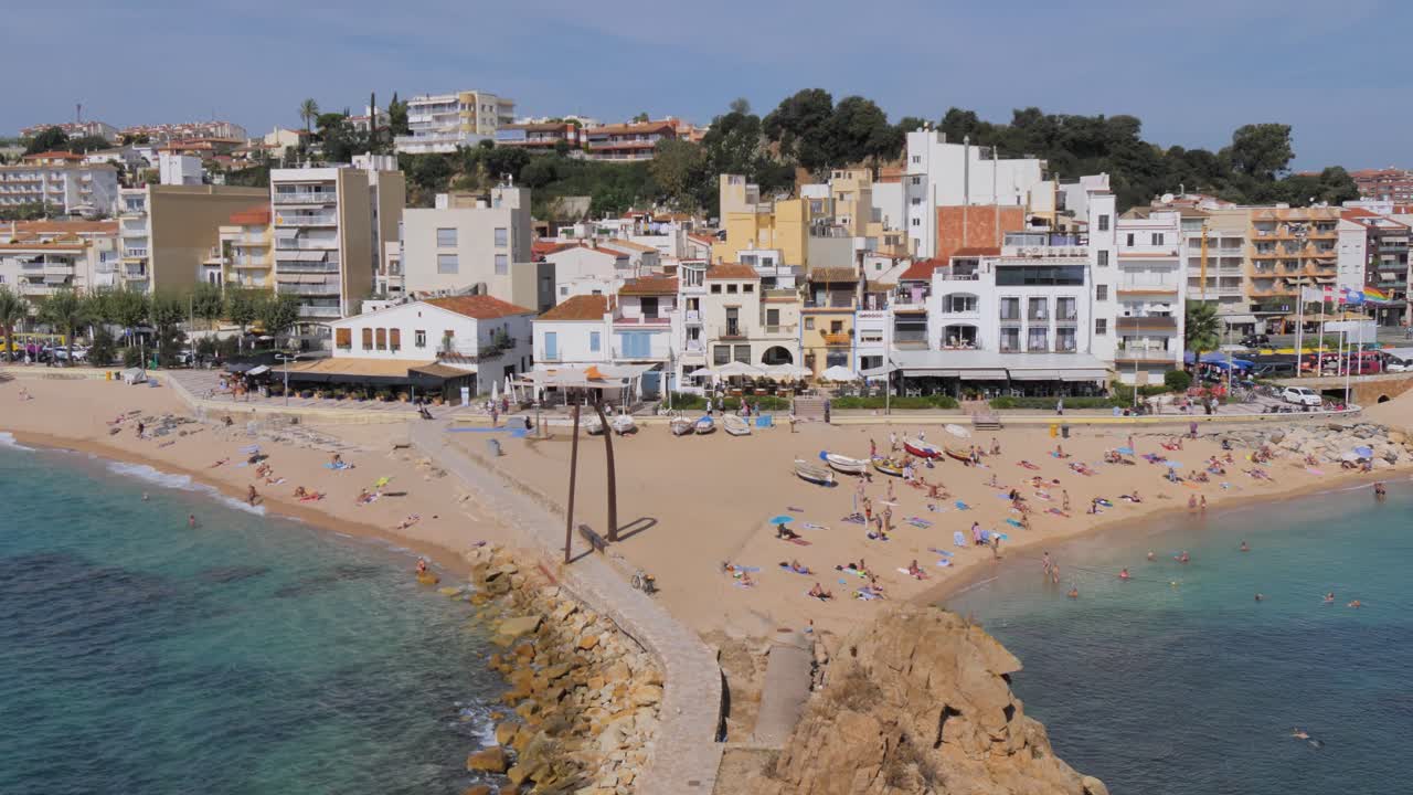 Timelapse-optagelse af stranden ved Costa Brava, Girona Blanes, Barcelona, med mennesker, fast kameraindstilling og turkisblåt hav.