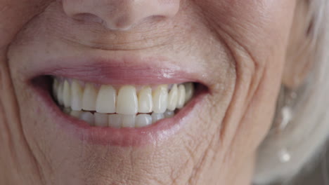 Cerrar-La-Boca-De-Una-Anciana-Sonriendo-Feliz-Y-Feliz-Dientes-Femeninos-Salud-Dental