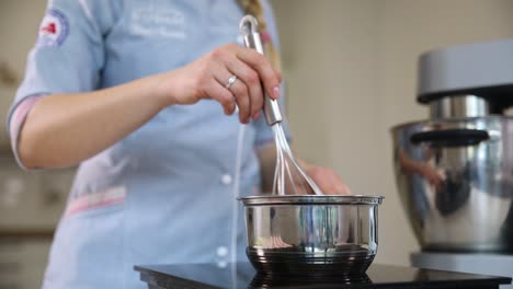 mujer mezclando ingredientes en una cocina