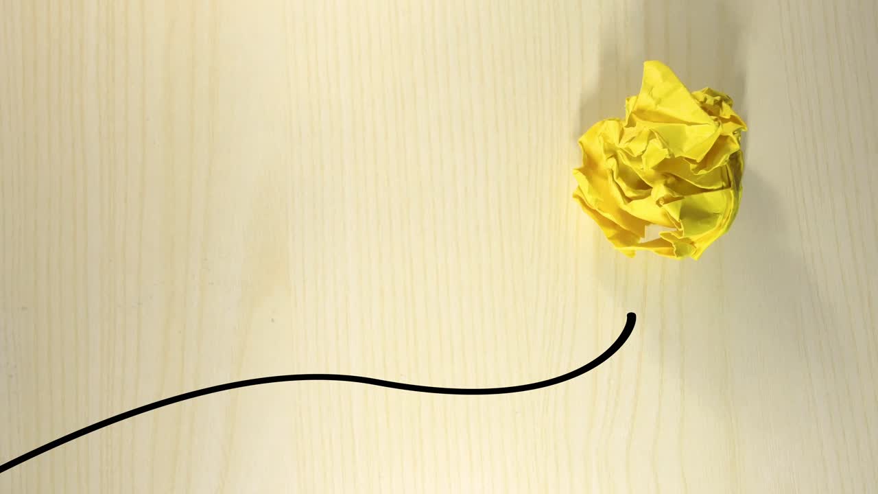 bola de papel amarilla arrugada tirada, aterrizando en un fondo de madera clara, líneas animadas de dibujos animados creando una bombilla con rayos de ella