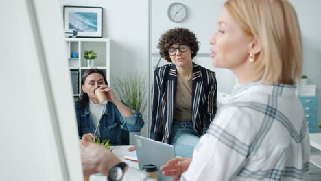 reunión de negocios en una oficina moderna
