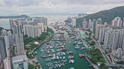 refugio de tifones y paisaje urbano con edificios altos en la costa de hong kong