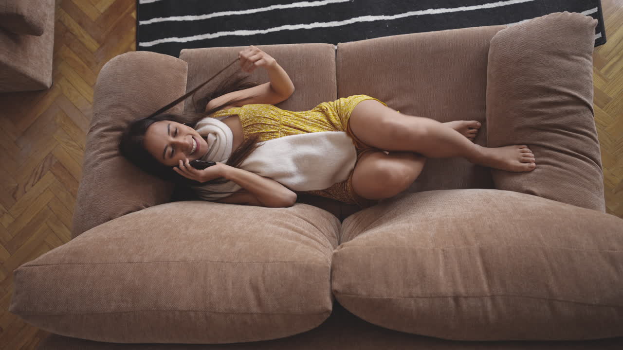 mujer caucásica sexy hablando por teléfono con su novio usando un teléfono inteligente moderno