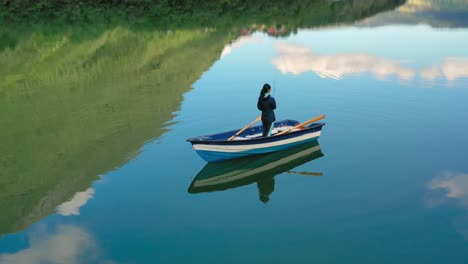 Una-Mujer-En-El-Barco-Pesca-Un-Pez-Girando-En-Noruega.