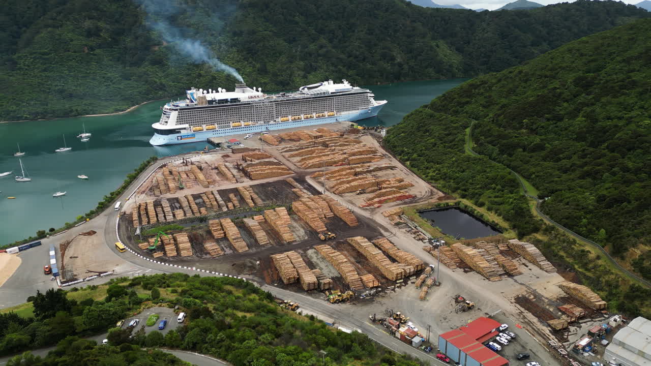 부두에 정박한 유람선과 목재 화물이 있는 픽톤 항구의 공중 원형 전망